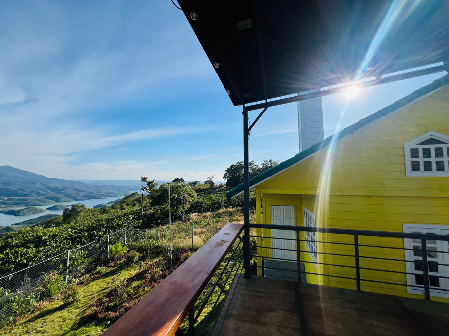 Hồ Tà Đùng nhìn ra nhiều đảo nhỏ