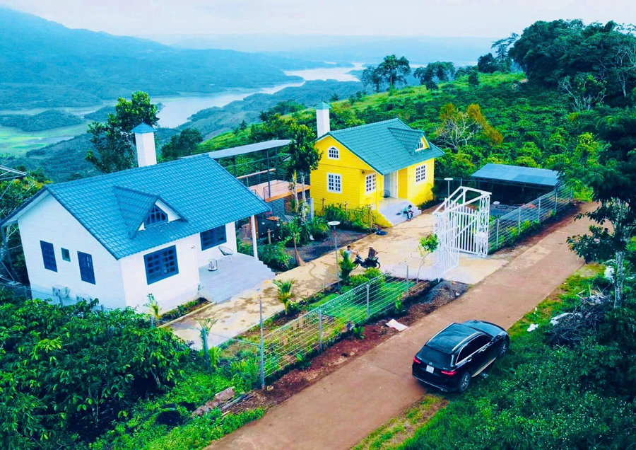 Cảnh quan đồi hồ và sương tại Tà Đùng