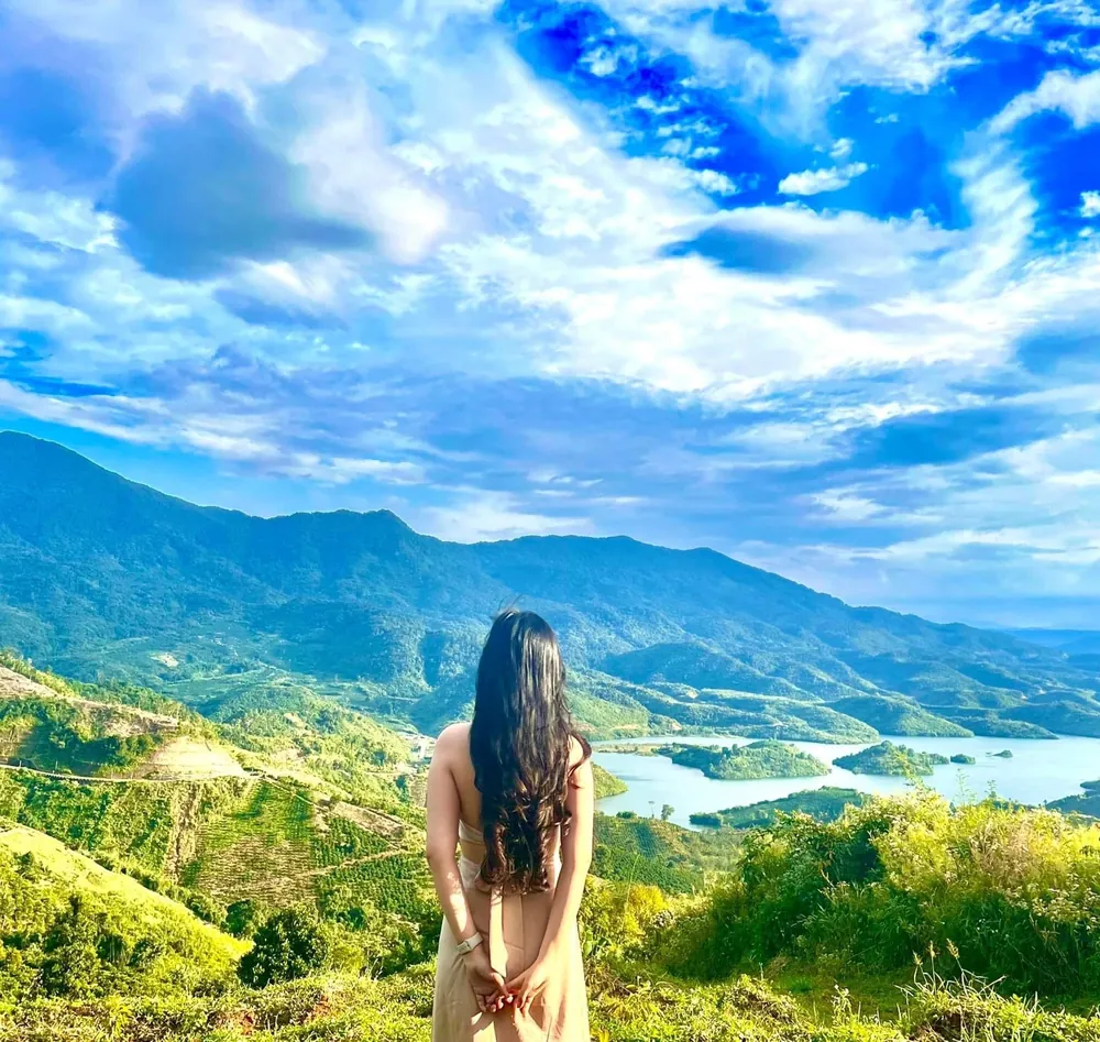 Đứng trên đồi nhìn ra vùng hồ Tà Đùng